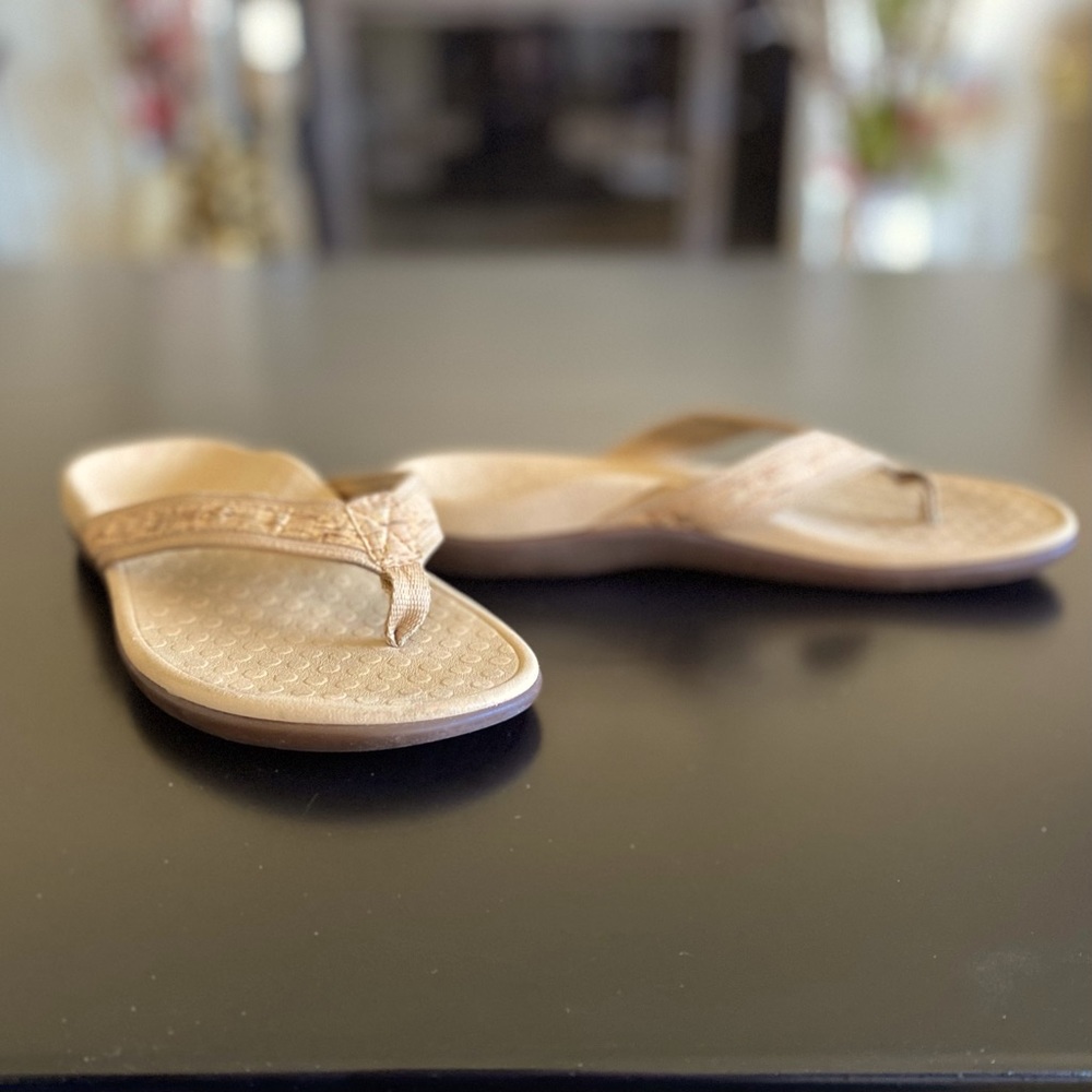 Vionic • sz 8 medium-wide • “Tide II” toe post • Gold Cork • sandal • EUC